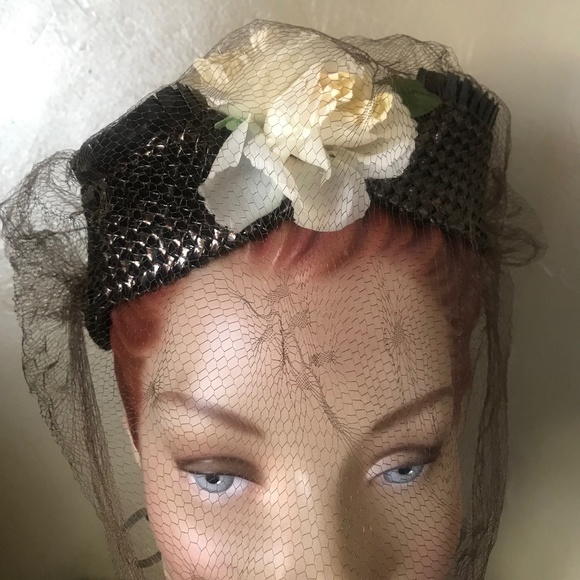 EXQUISITE 1940s\' BROWN METALLIC STRAW FASCINATOR HAT WITH FABRIC ROSES & VEIL main image 9